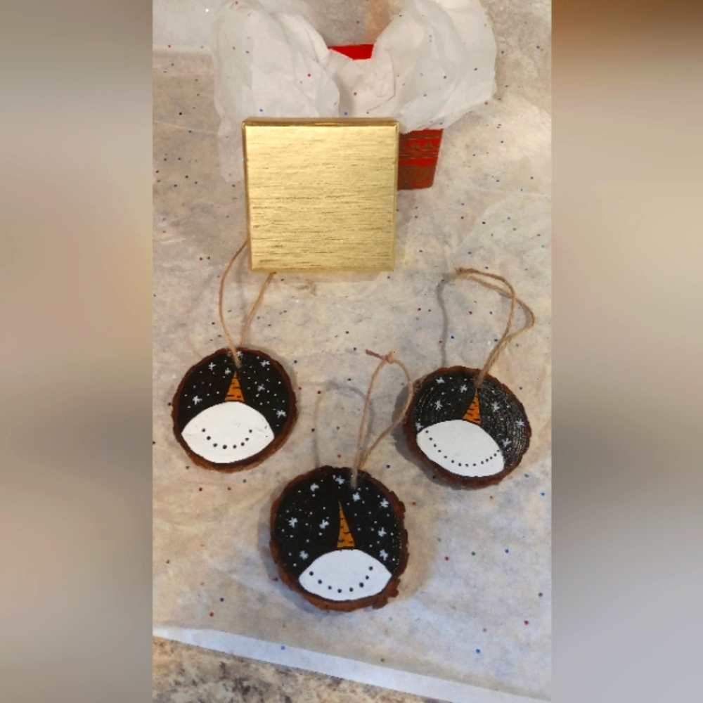 HANDPAINTED WOODSLICE CHRISTMAS SNOWMEN ORNAMENTS
